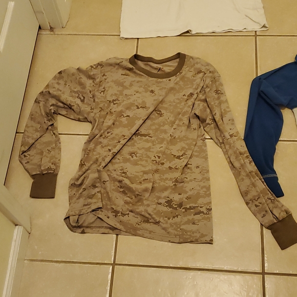 Two Large T-shirts, one American Eagle White and Gray and Black and White Cali - Picture 3 of 6